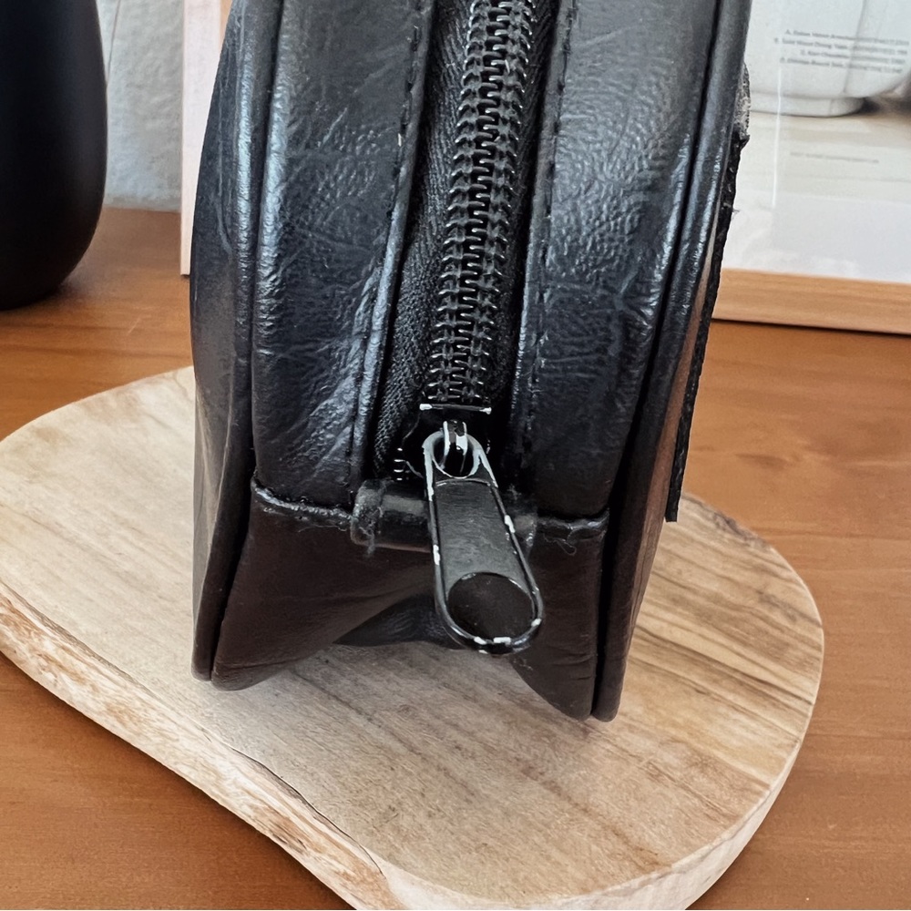 SOLD ❌ VINTAGE BLACK FAUX LEATHER MAKEUP BAG - Picture 3 of 9